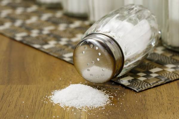 کاهش ریسک بیماری قلبی با کم کردن یک گرم نمک در روز