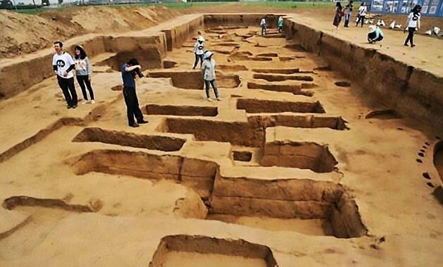  کشف قبرستان  ۵ هزارساله در چین! / اجساد غول پیکر در این محل مدفون شدند + عکس