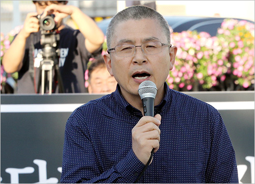  رهبر مخالف کره‌ موهای خود را در اعتراض به وزیر دادگستری تراشید +تصاویر