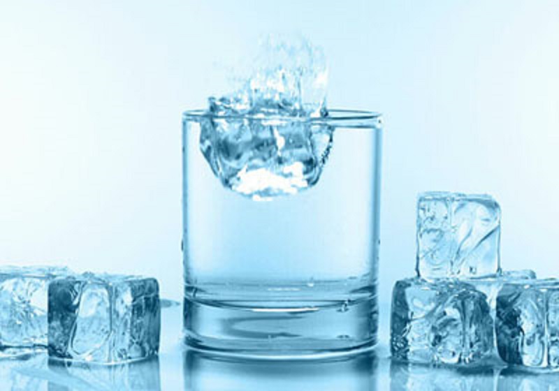 دردسرهای از جنس آب یخ / با نوشیدن آب یخ چه اتفاقی در بدن ما می افتد؟