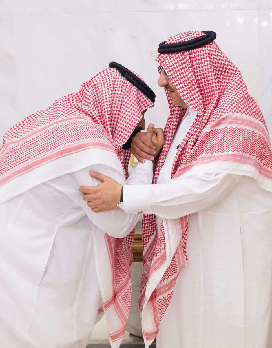 بن‌سلمان به‌پای ولیعهد سابق سعودی افتاد!+ عکس