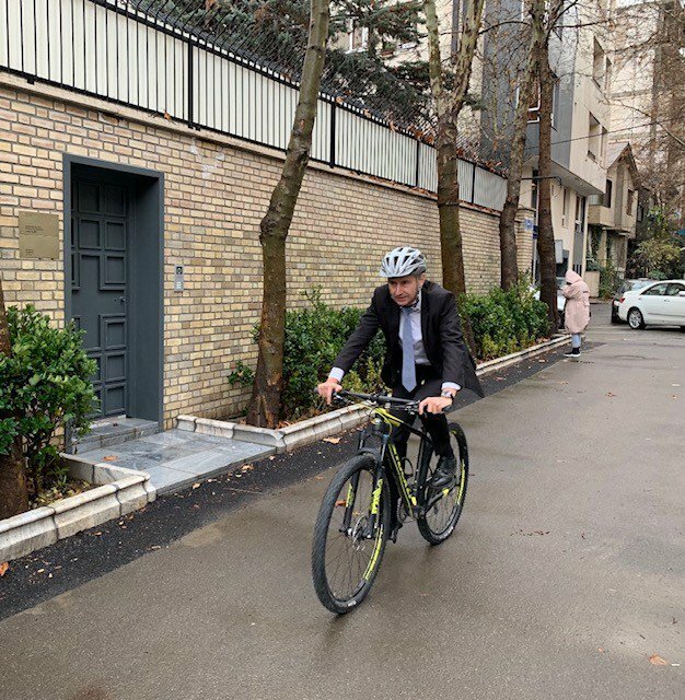 سفیر سوییس در تهران با دوچرخه +عکس