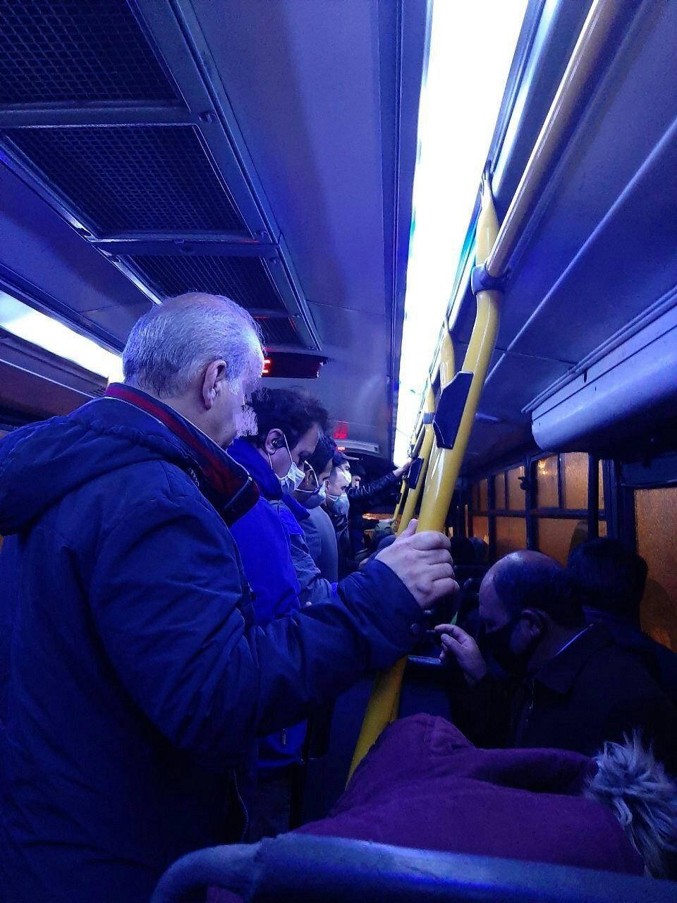 الواقتصادآنلاین/ عدم رعایت فاصله گذاری اجتماعی در خط اتوبوس