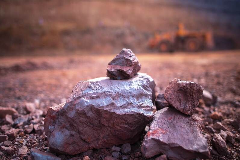 ضرورت تغییر مبنای قیمت سنگ آهن از یومتال به بورس کالا / ایمیدرو در مورد فروش سنگ آهن به معادن، گرانفروشی می‌ کند