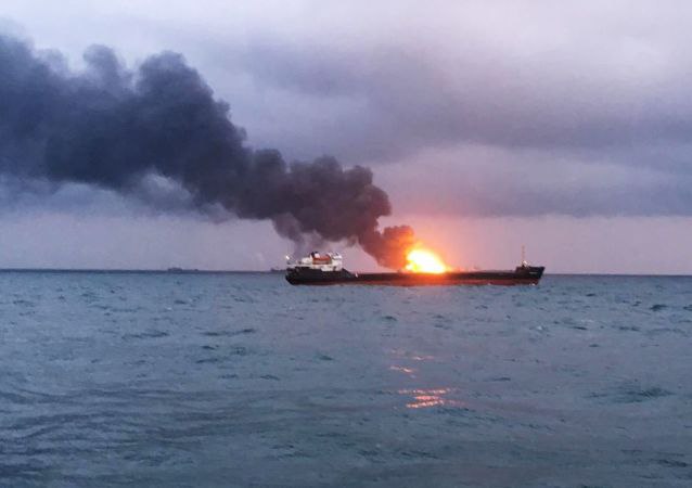 آتش سوزی دو نفتکش در شبه جزیره کریمه/ وضعیت9 تن مشخص نیست.