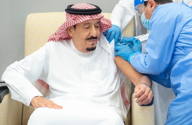 پادشاه عربستان اولین دوز واکسن کرونا را زد +عکس