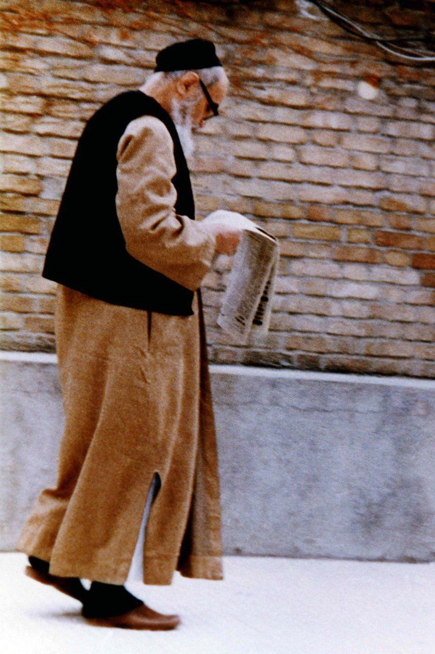 عکسی کمتر دیده شده از امام خمینی در حال مطالعه روزنامه