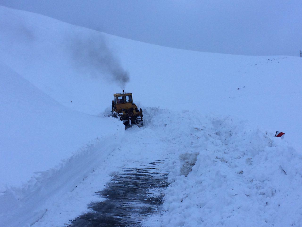 مسدودی جاده به دلیل برف و کولاک شدید در کردستان + فیلم
