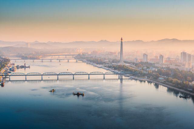 نمایی از طلوع خورشید در شهر پیونگ یانگ کره شمالی! +عکس