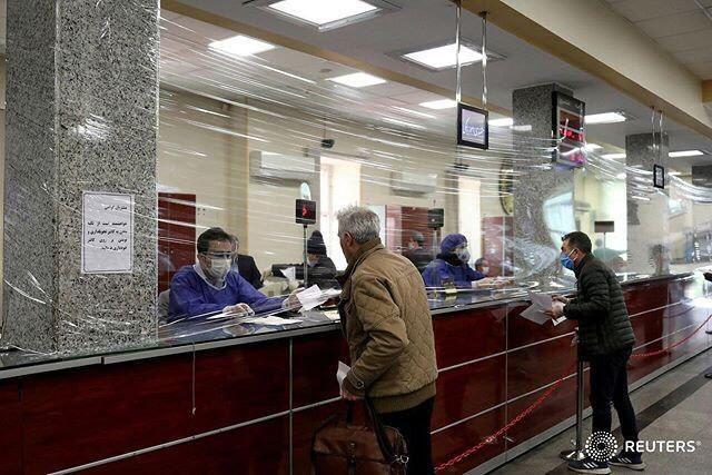 تصویر برگزیده رویترز از کارکنان بانک‌های تهران
