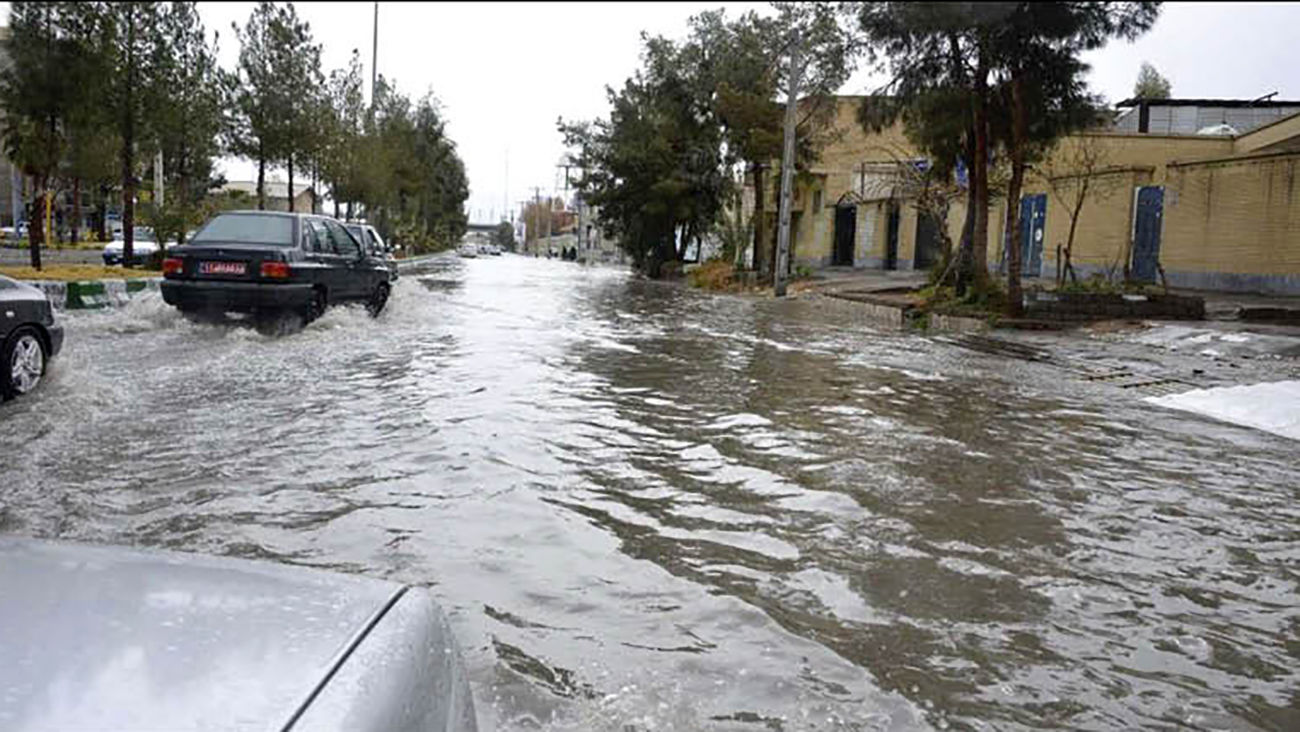 وضعیت دیشب خیابان های شیراز؛ غرق شدن ماشین ها در آب! + فیلم