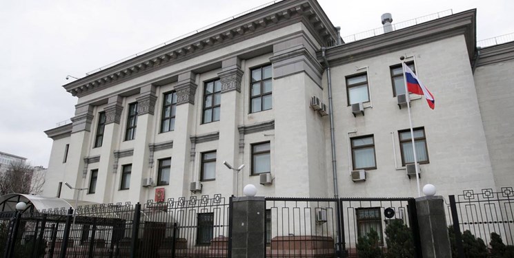 حمله به سفارت روسیه در لهستان با رنگ و سنگ + فیلم