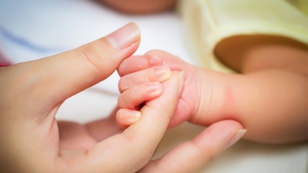 چرا بیشتر مادران، نوزاد را با دست چپ در آغوش می‌گیرند؟