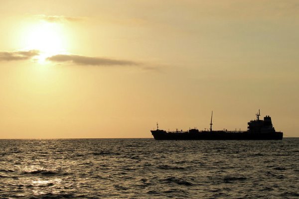 ذخیره سازی نفت ایران در نفتکش‌های روی دریا