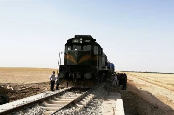 تصادف قطار مسافربری با پراید در حوالی ورامین + عکس