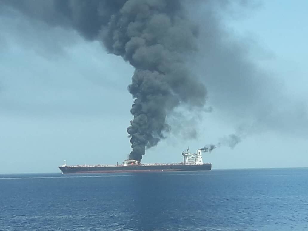 یک نفت‌کش در نزدیکی سواحل شارجه آتش گرفته