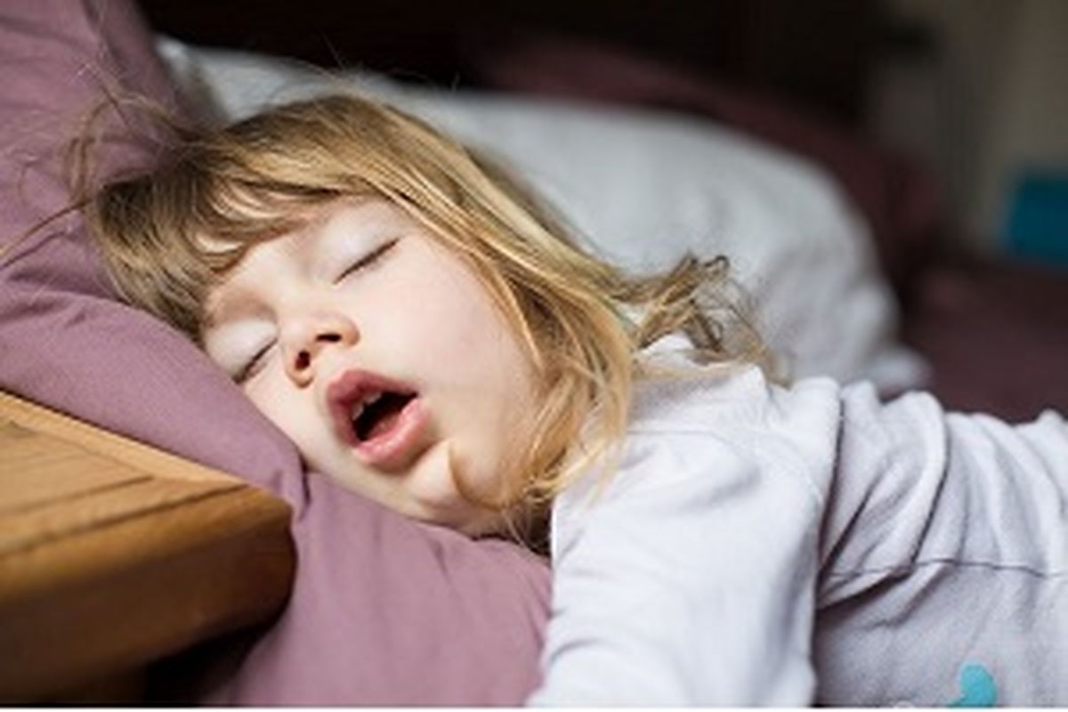 چرا کودکم با دهان باز می خوابد؟ / علل و راهکار مناسب در خوابیدن کودکان با دهان باز