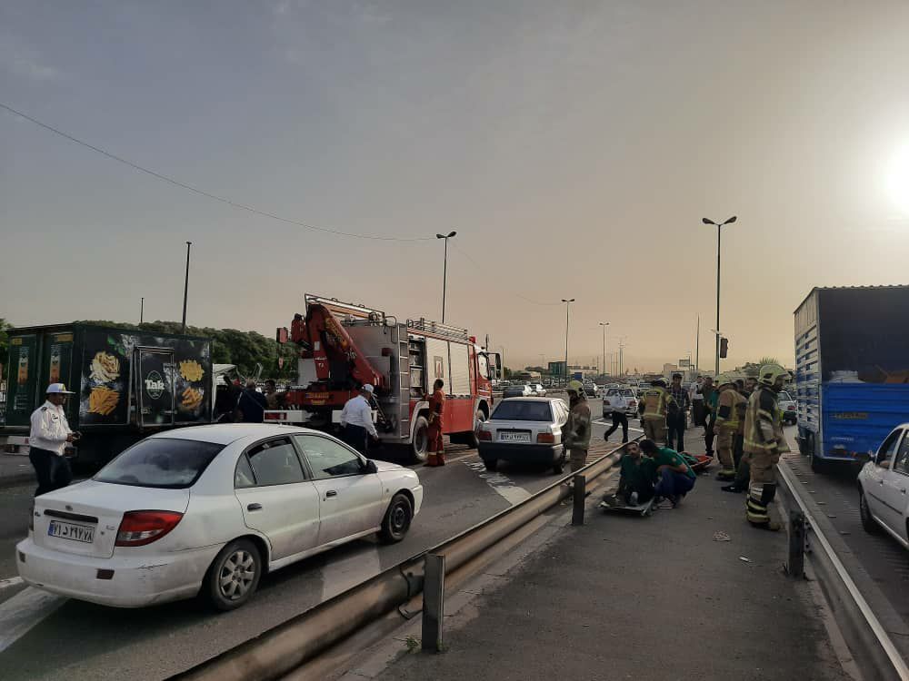 واژگونی خودرو، آزاد راه کرج- تهران را بست