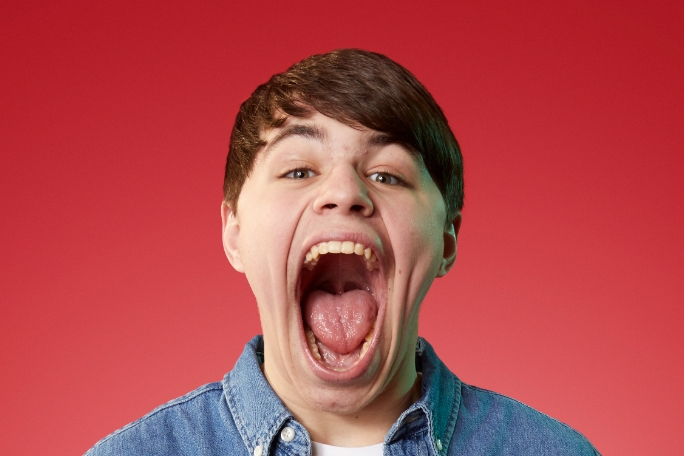 چقدر میتونی دهانتو باز کنی؟ رکورد بزرگترین دهان دنیا دست این نوجوان است + عکس