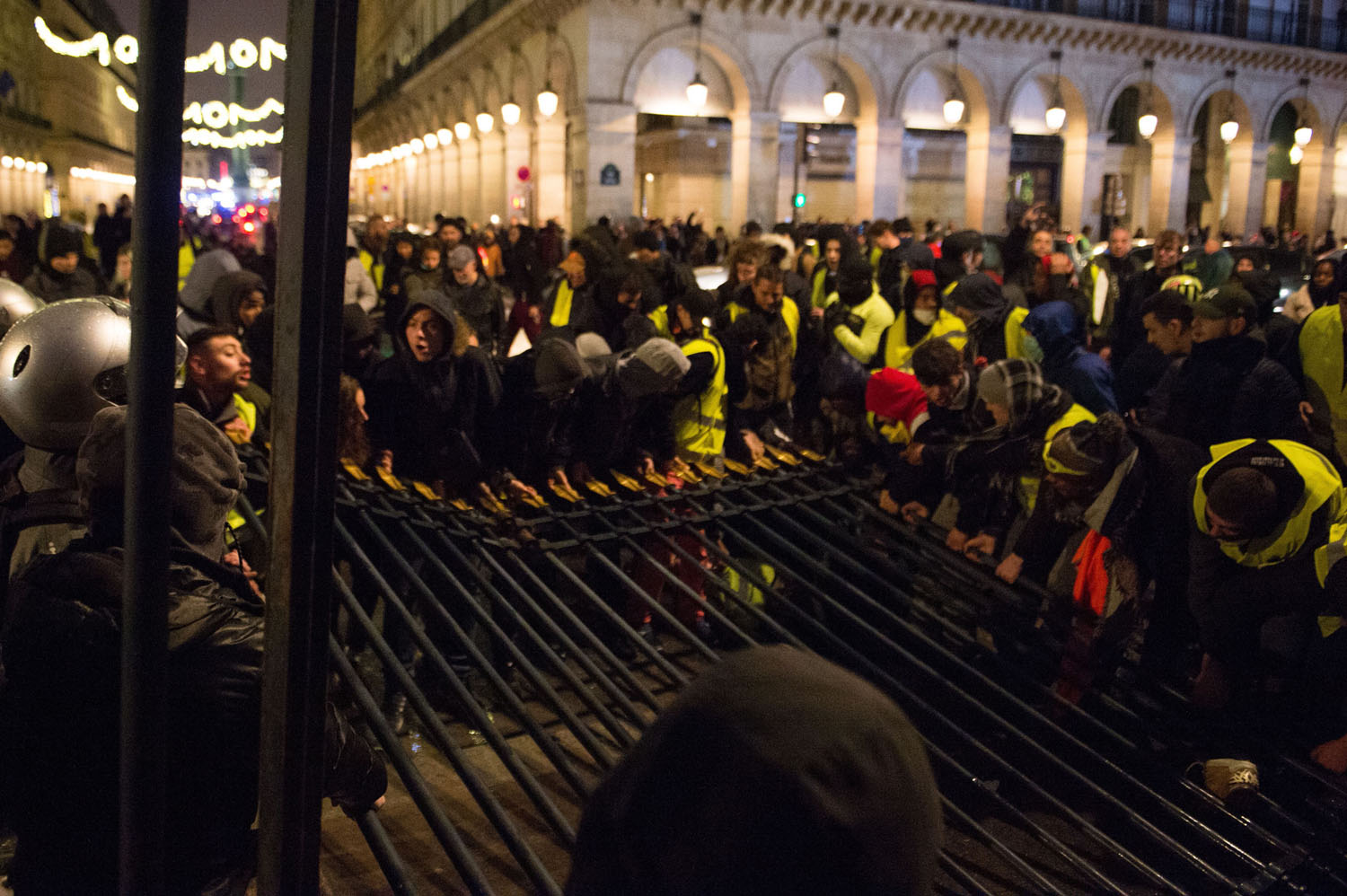 رهبر جلیقه زردها: دولت در حال فریب مردم فرانسه است