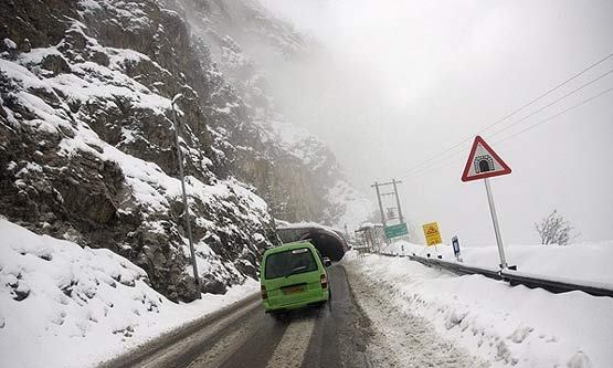 بارش برف و باران شدید در مسیر هراز و فیروزکوه