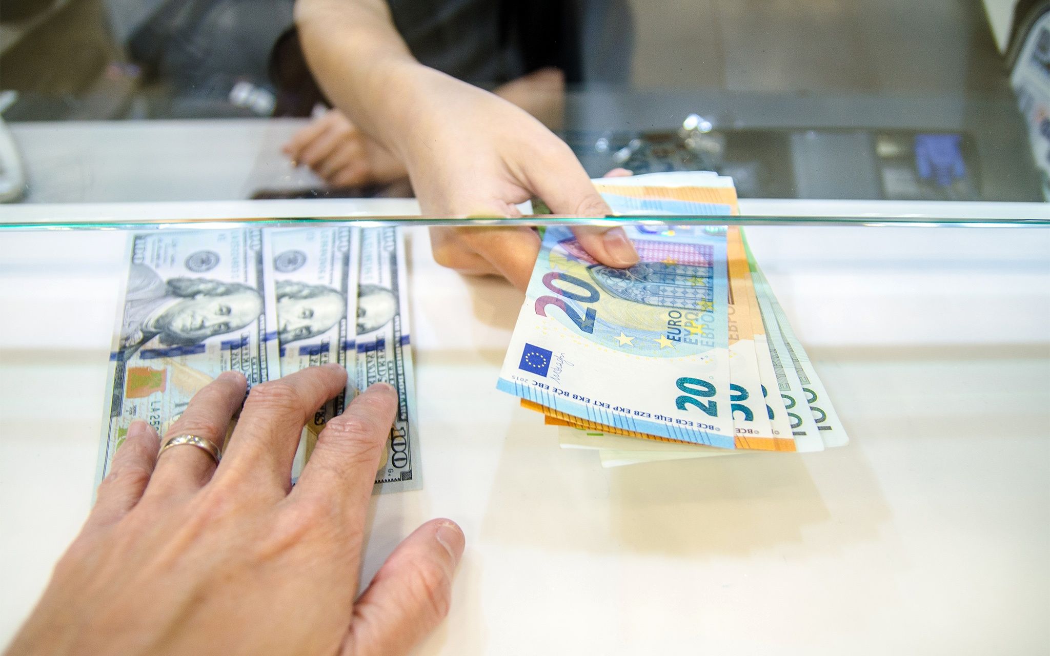 اعلام محل فروش ارز مسافرتی ۵۰۰ یورویی به نرخ دولتی