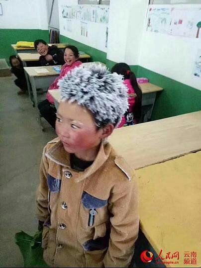 پسربچه چینی با موهای یخ‌زده سر جلسه امتحان حاضر شد