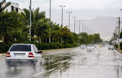 جاده‌ها در نقاط مرتفع یخ می‌زند؛ باد و باران تهران را درمی‌نوردد