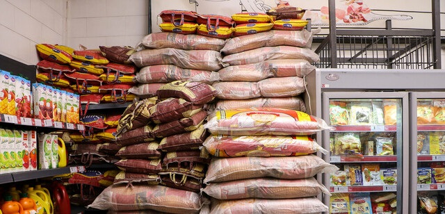 برنج و ماکارونی به وفور در بازار موجود است