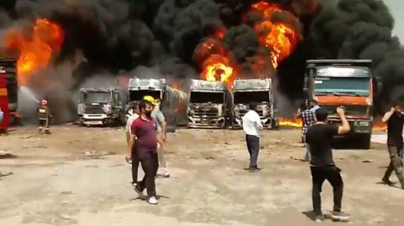 تانکرهای سوخت آتش گرفته در شهرک دولت‌آباد کرمانشاه ویژه ترانزیت و صادرات بوده‌اند/ آسیبی به تاسیسات نفتی شرکت پخش در منطقه وارد نشده است