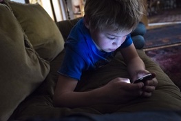ممنوعیت استفاده از موبایل توسط کودکان زیر ۱۳سال