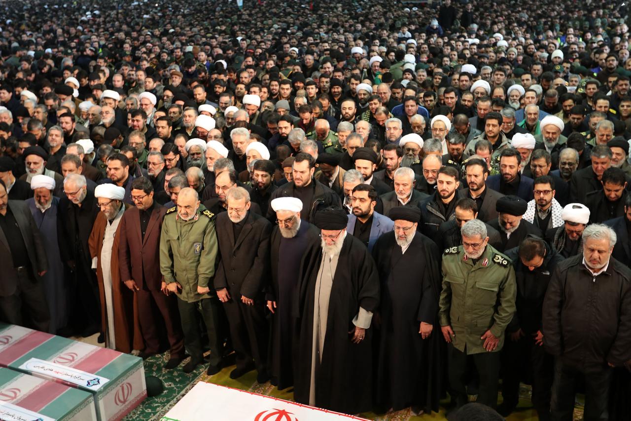  اشک‌های رهبرانقلاب در هنگام اقامه نماز +عکس