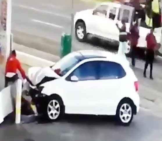  تصادف وحشتناک خودرو با کارگر پمپ بنزین +فیلم