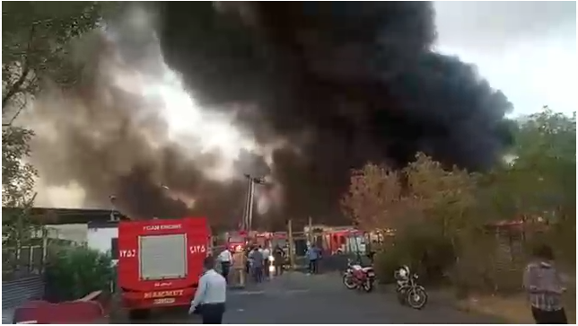 وقوع آتش سوزی در انبارهای سازمان اموال تملیکی جاده مخصوص