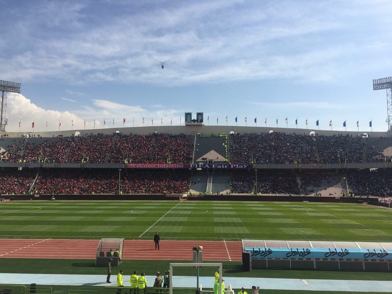 کری‌خوانی هوادار فوتبال با گریم صدام حسین در استادیوم آزادی! + فیلم