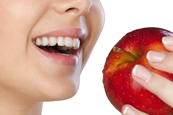 این خوراکی ها نقش مسواک را برای دندان هایتان دارند!
