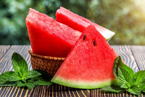 خوردن ۱۰ نوع میوه‌ای که در تابستان توصیه می‌شود