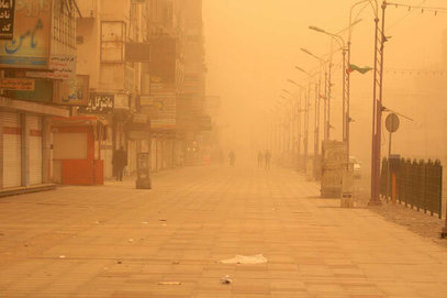 تصاویر وحشتناک گرد و خاک شدید و کاهش دید در استان کرمانشاه + فیلم