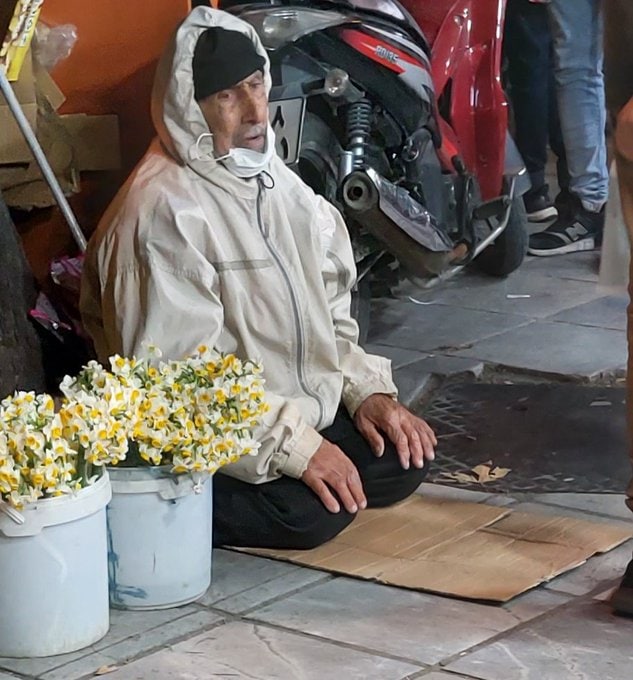 گل فروشی که کنار بساطش نماز می‌ خواند + عکس
