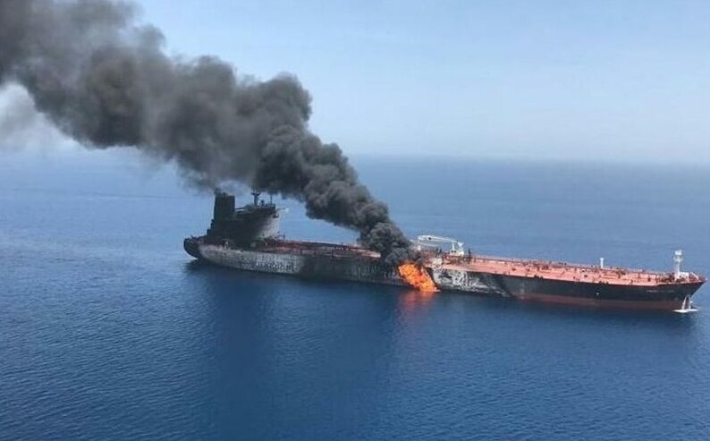 انفجار در بدنه نفتکش ایرانی در دریای سرخ/ نشت نفت کشتی متوقف شد