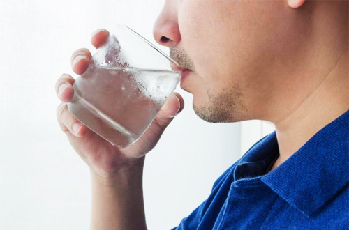  ۸ دلیل برای آب نوشیدن بیشتر در ماه‌های سرد سال 