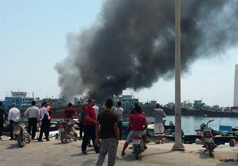  آتش‌سوزی ۷ لنج در اسکله کنگان +عکس