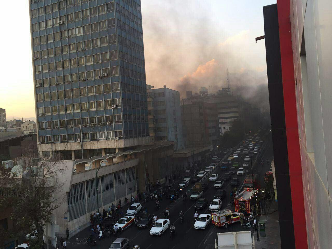 آتش‌سوزی مقابل تالار بورس تهران +عکس