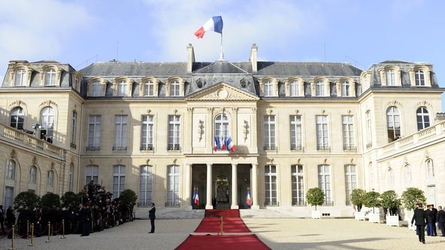 اخراج ۴۵۰۰کارمند دولت فرانسه تا پایان سال آینده