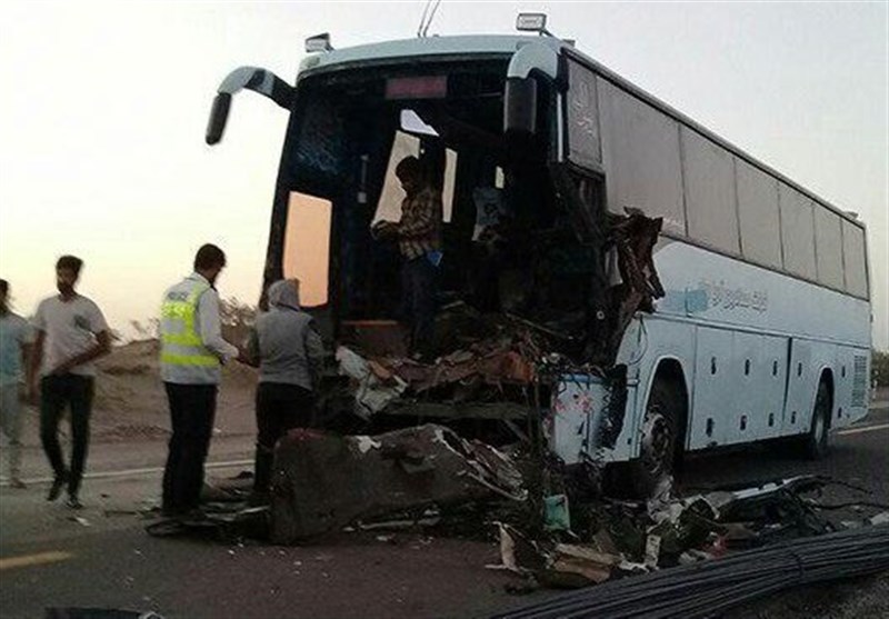  ۱۳مجروح در تصادف اتوبوس با کامیون