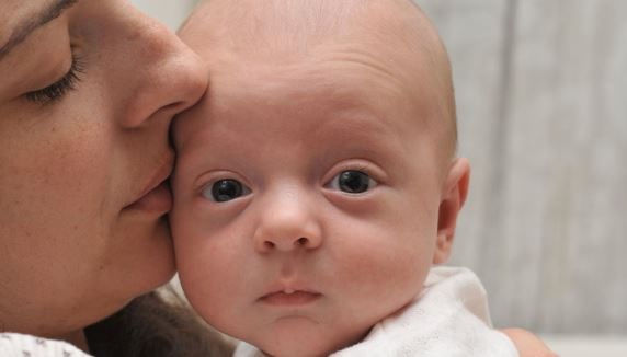می دانید چرا بدن نوزاد بوی خوشی می دهد؟