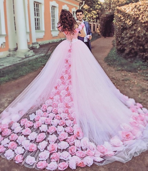 عجیب ترین لباس عروس های دنیا / از لباس عروس کیکی تا لامپی + عکس