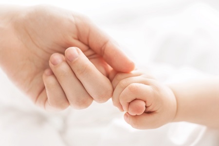 علت سردی دست و پای نوزاد + چه زمانی باید به پزشک مراجعه کنید