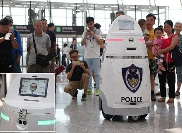 گشت‌زنی ربات‌های نگهبان در فرودگاه چین +تصاویر