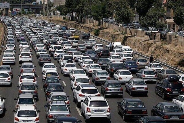 ترافیک در آزادراه تهران - شمال و جاده چالوس سنگین است